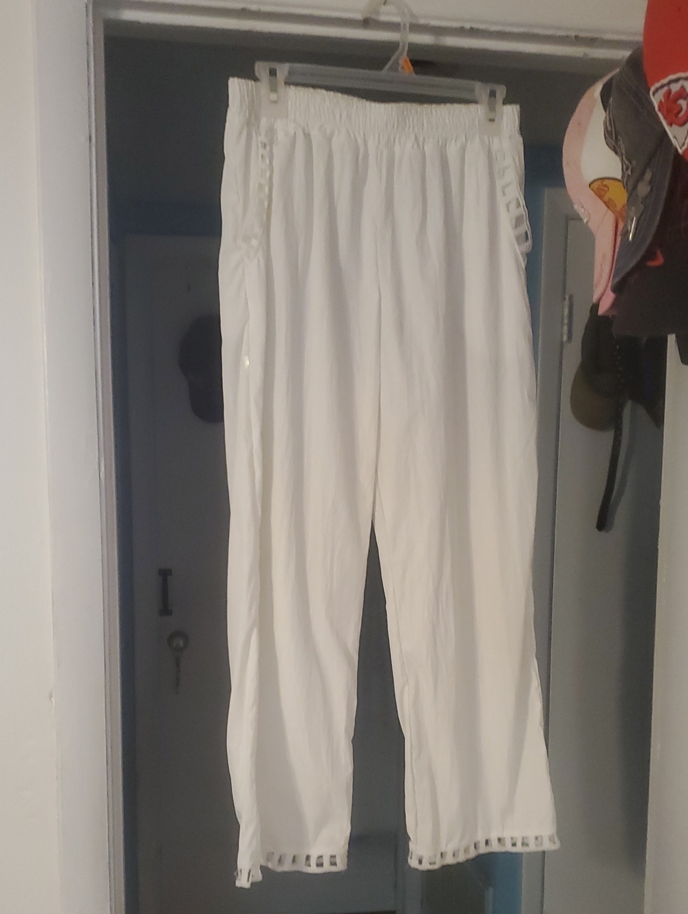 Women’s White Elastic-Waist Relaxed Pants
